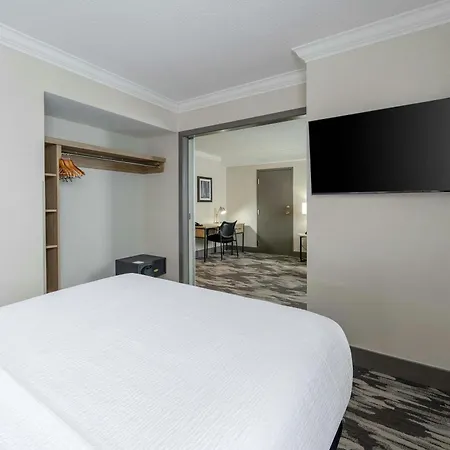 Sandman Signature Mississauga Hotel-3